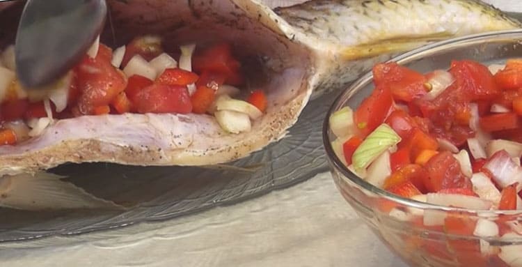 Сазан в фольге на углях с томатами