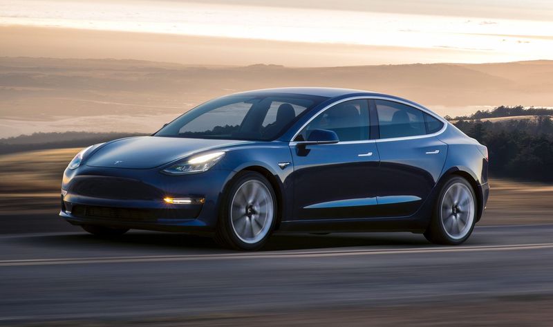 Электромобиль Tesla третья модель