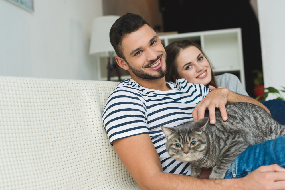 парень и девушка с котом