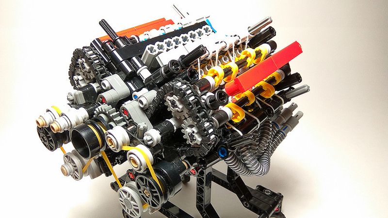 Двигатель V8 собран из деталей Lego tekwik