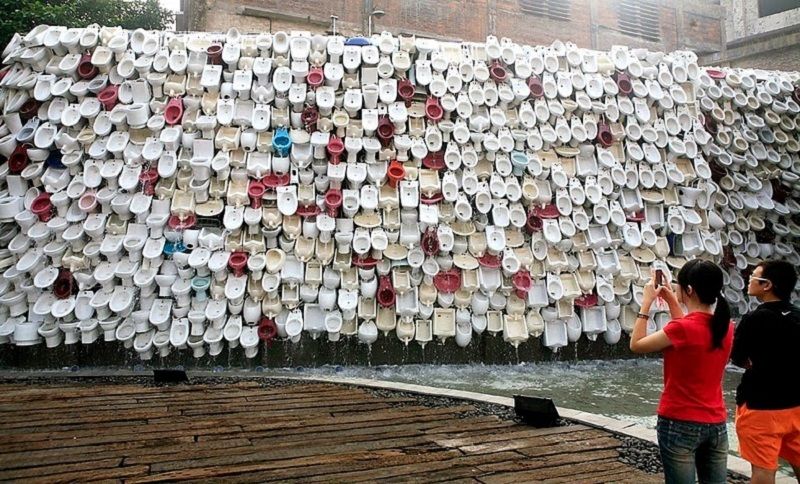 Рукотворный водопад из унитазов