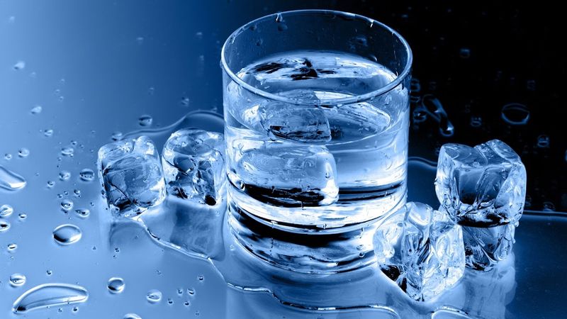 Лед в теплой воде