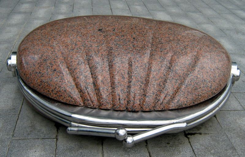 Памятник кошельку